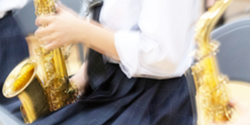 サックスの吹き方を練習している初心者のオリジナル写真