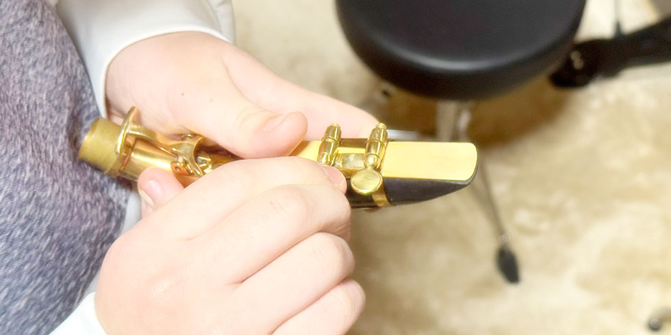 サックスのマウスピースとリードを装着しているオリジナル写真