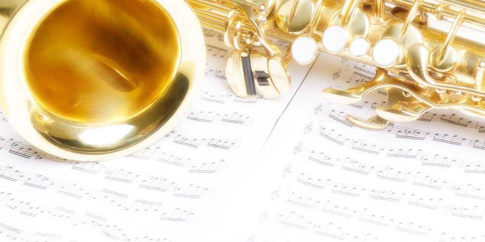 サックスの基礎練習をしている様子の写真